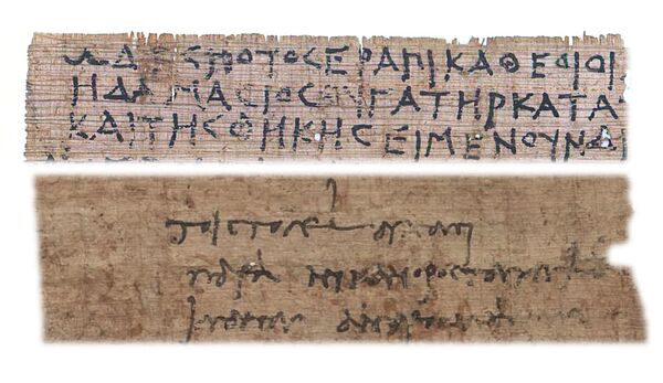 zwei Stück Papyrus mit verschiedenen Schriftarten