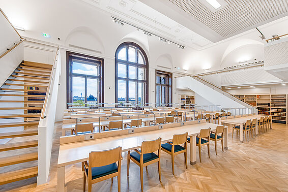 Ludwig-Wittgenstein-Forschungslesesaal mit zwei Treppen und großem Panoramafenster