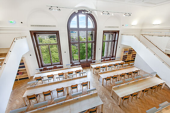 Ludwig-Wittgenstein-Forschungslesesaal mit zwei Treppen und großem Panoramafenster aus der Vogelperspektive