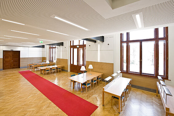 Teilansicht des Austriaca Lesesaals, Tische und Stühle, roter Teppich