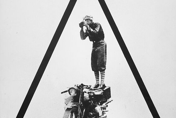 Mann mit Kamera steht auch Motorrad, Schriftzug "Photo Rübelt"