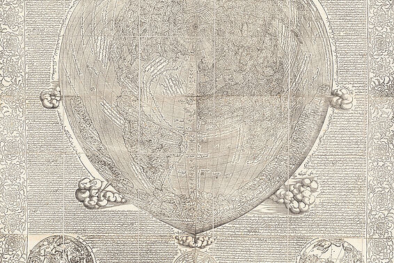 Herzförmige Weltkarte, rundherum dichtgeschriebener Text