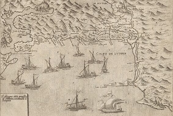 Karte von Meer mit Schiffen und bergigem Land