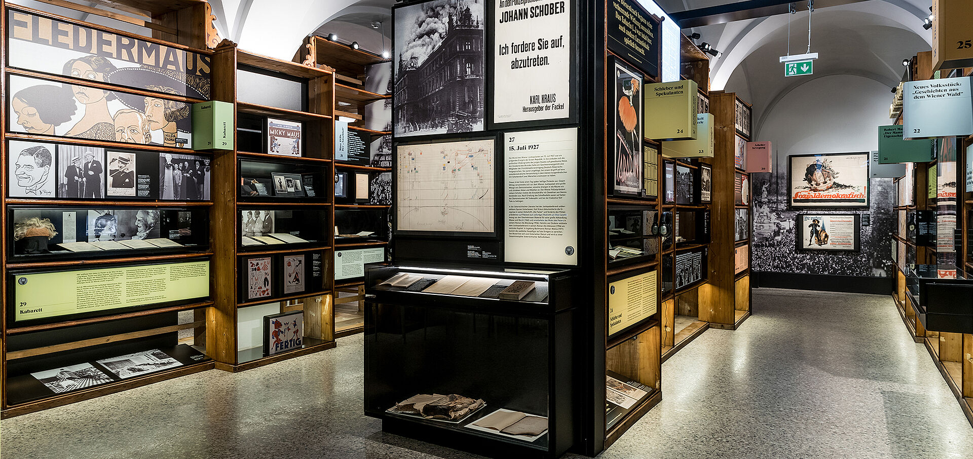 Bücherregale mit bunten Exponaten im Literaturmuseum