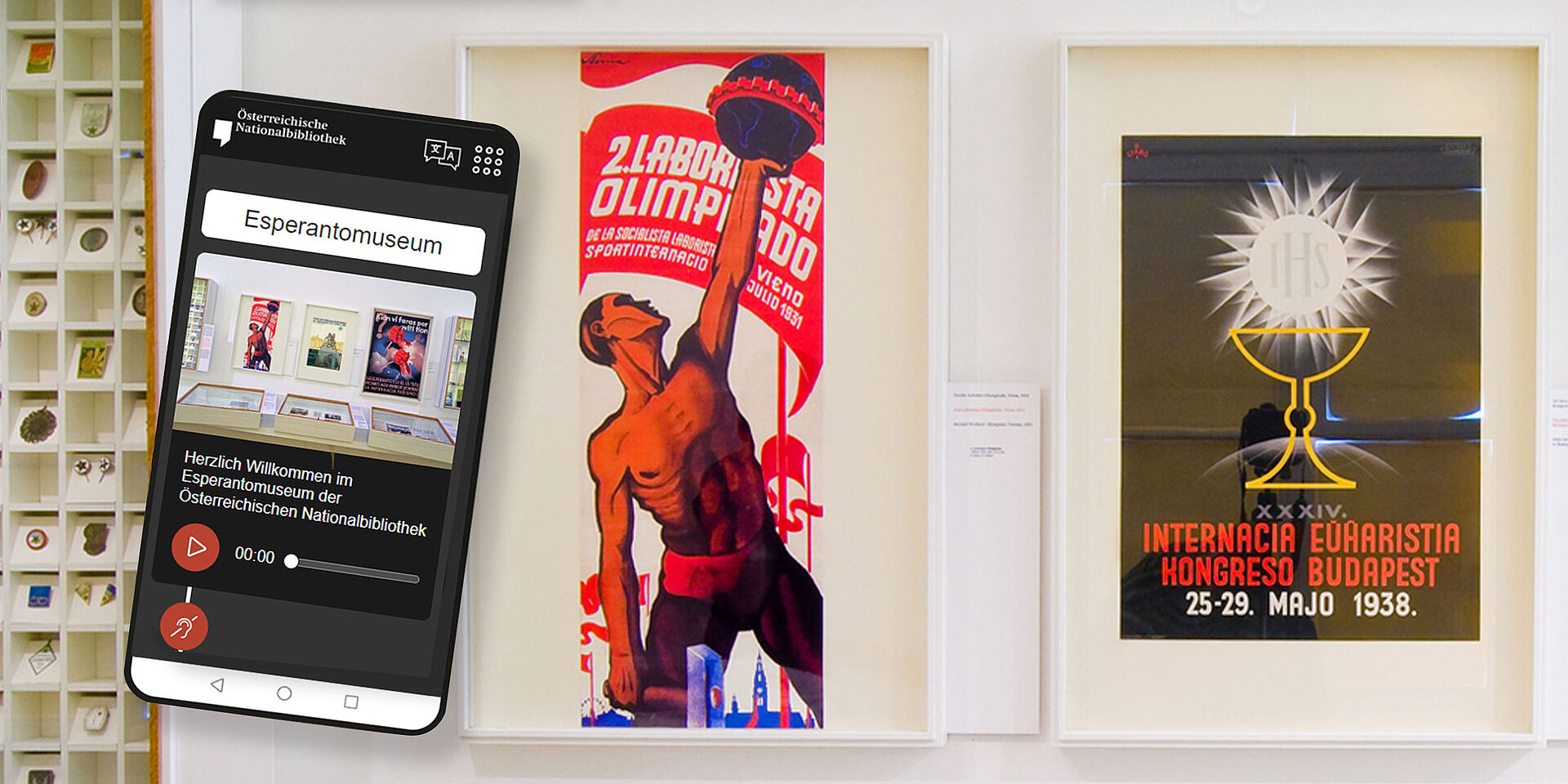 Foto von Postern in Museumsraum und Smartphone-Display, das Audiospuren zeigt