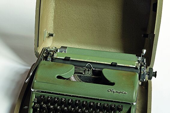 Grüne Olympia-Schreibmaschine in einem grünen Koffer