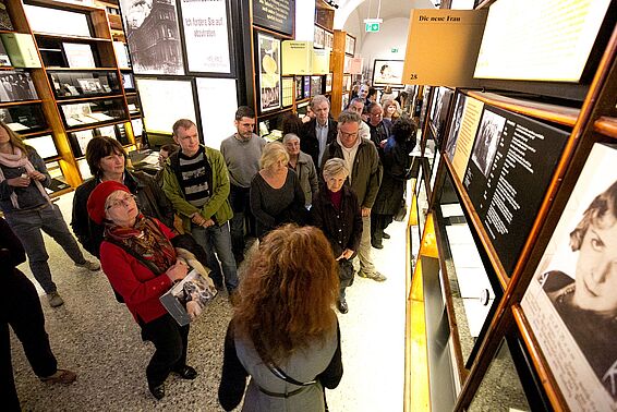 Menschen bei einer Führung im Literaturmuseum