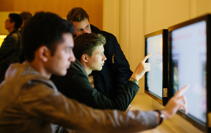 Schüler vor Touchscreens im Globenmuseum