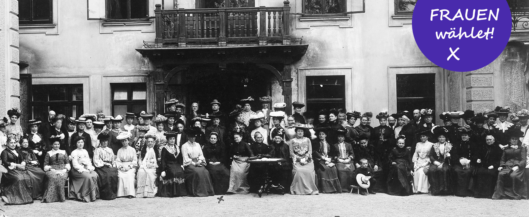 Marainne Hainisch 1903 im Mittelpunkt einer Versammlung des Bundes Österreichischer Frauenvereine an der Gartenfront ihres Wohnhauses, Wien 3, Rochusgasse 7 (Fotografie)