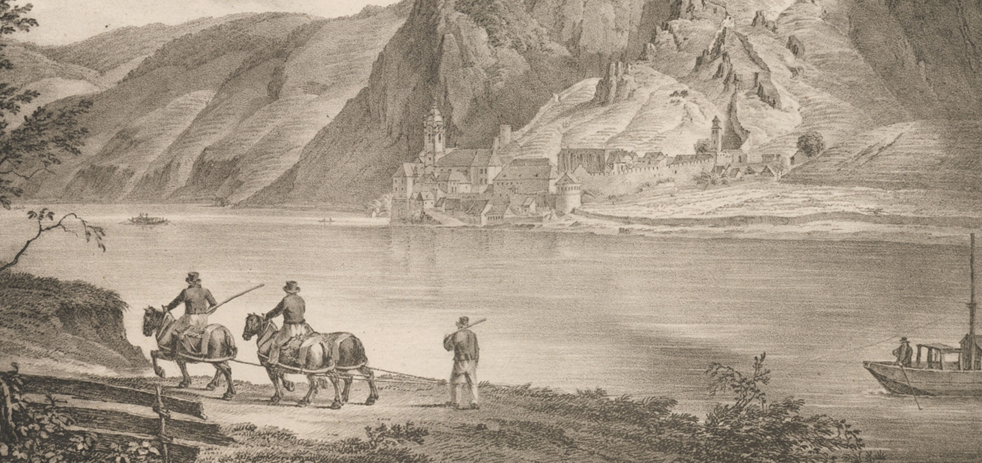 Zwei Reiter auf einem Weg am Flussufer, auf der anderen Seite eine Ortschaft mit Kirchturm
