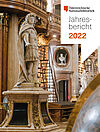Statue in prunkvollem Saal. Text: Jahresbericht 2022