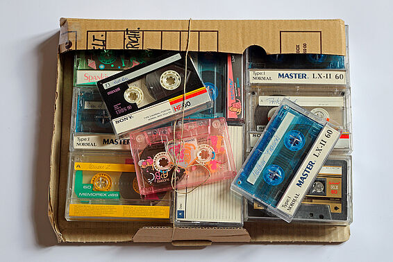 Box voll mit Musikkassetten