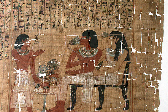 Zeichnung auf Papyrus von zwei Personen an gedecktem Esstisch, daneben steht eine weitere Person.