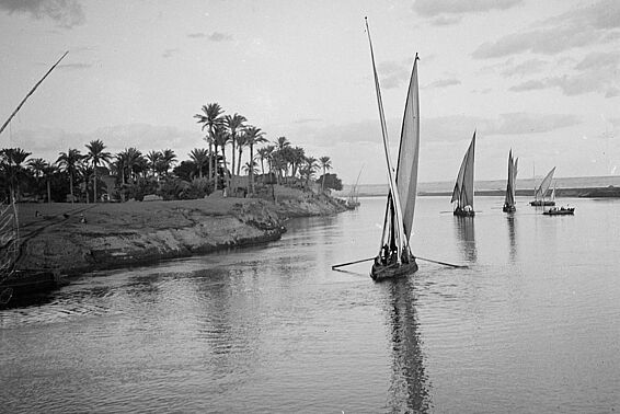 Zwei schwarz-weiße Fotos nebeneinander von Segelbooten auf dem Wasser.