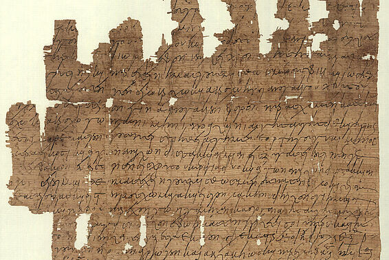 Papyrus mit vielen Löchern.