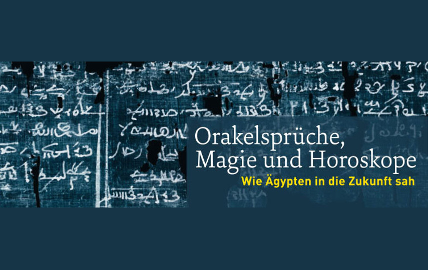 Blaues Plakat mit weißen Schriftzeichen zur Ausstellung "Orakelsprüche, Magie und Horoskope"