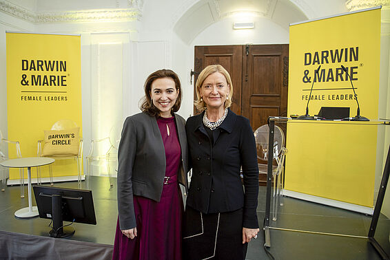 Zwei Frauen vor zwei gelben Transparenten mit der Aufschrift "Darwin & Marie"