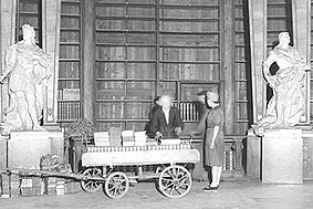 Books being evacuated from the State Hall in 1943