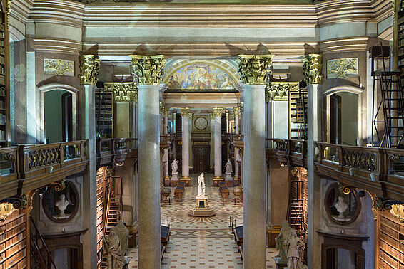 Großer Marmorsaal mit Deckenfresko, Statuen und Bücherregalen