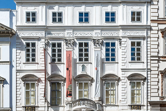 Foto eines weißen, alten Gebäudes in der Wiener Innenstadt