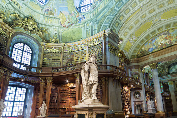 Leerer Marmorsaal mit Deckenfresko, mit Statue von Karl VI. im Zentrum