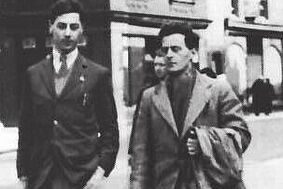 Ludwig Wittgenstein und Francis Skinner gehen eine Straße entlang