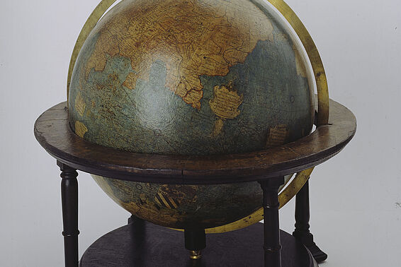 Globus auf Holzgestell