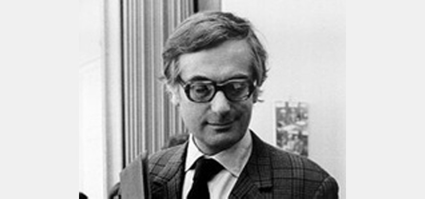Mann mit Brille blickt nach unten in ein Buch, schwarz-weiß