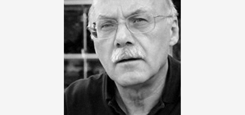 Porträtfoto, Mann mit Schnauzer und Brille, schwarz-weiß