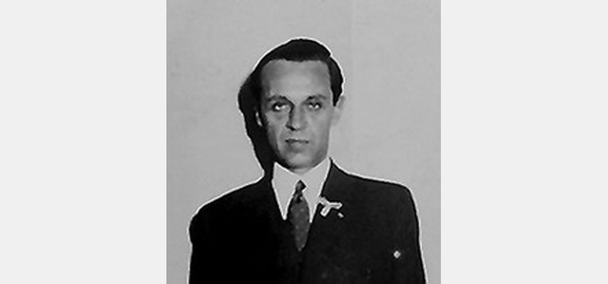 Porträtfoto Mann mit Anzug, schwarz-weiß, vor einer Wand