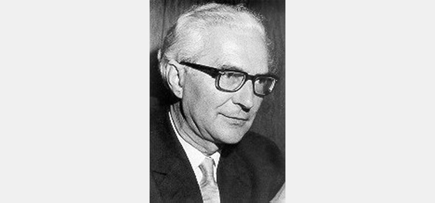 Porträtfoto, Mann mit Brille und Anzug, schwarz-weiß