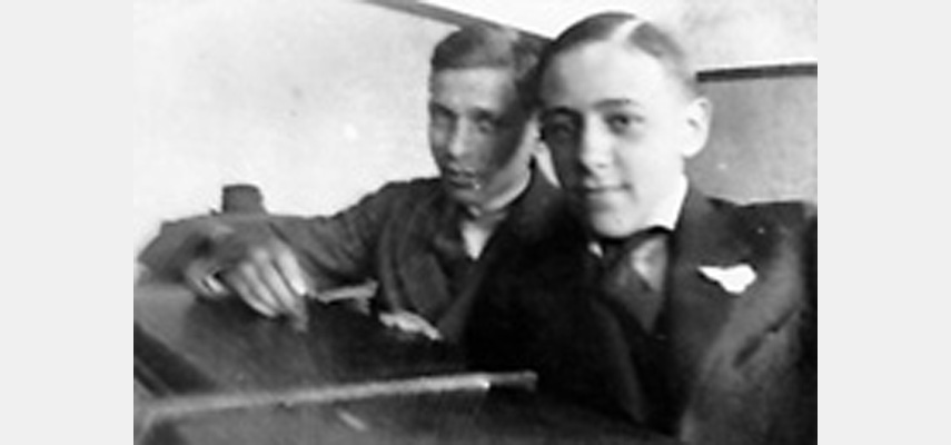 Zwei junge Männer mit Anzug an Pult, schwarz-weiß