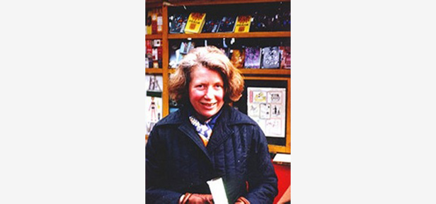 Frau mit blauer Jacke in Buchhandlung