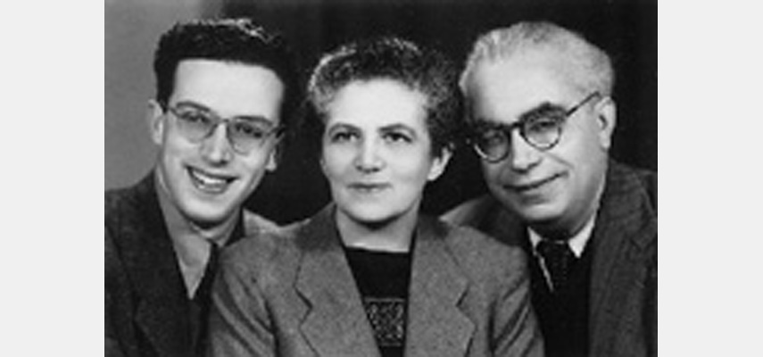 Foto drei Menschen eng nebeneinander, die beiden äußeren tragen Brille, schwarz-weiß