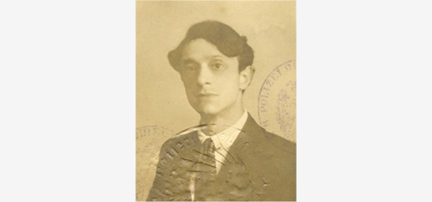 Ausweisfoto von Mann im Anzug mit POLIZEI-Stempel, schwarz-weiß