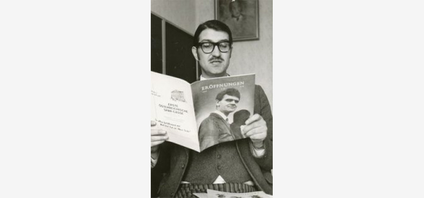 Mann mit Brille steht vor Gemälde und liest in Zeitschrift mit Titel "Eröffnungen", schwarz-weiß