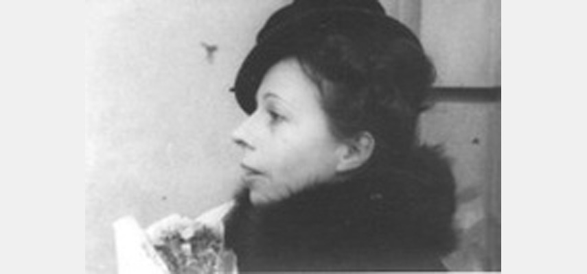 Frau mit Hut und Pelzkragen im Profil, schwarz-weiß