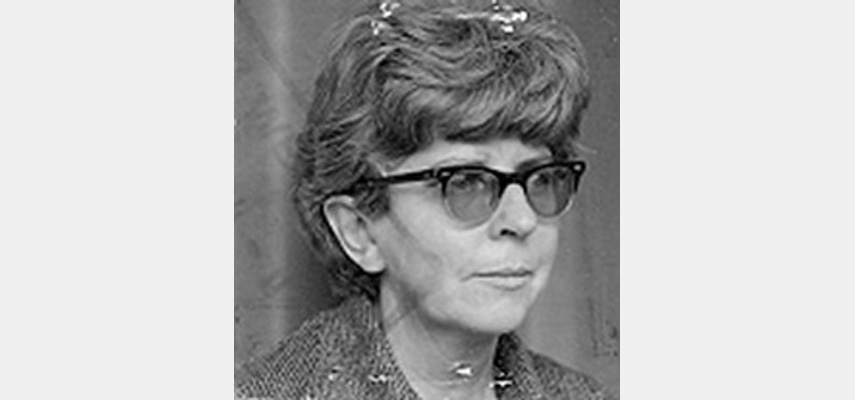 Frau mit kurzen Haaren und Brille, Blick seitlich, schwarz-weiß