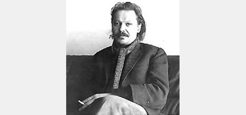 Porträtfoto, Mann sitzend mit Zigarette, schwarz-weiß