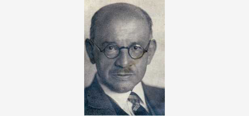Porträtfoto, Mann mit runder Brille und Krawatte, schwarz-weiß