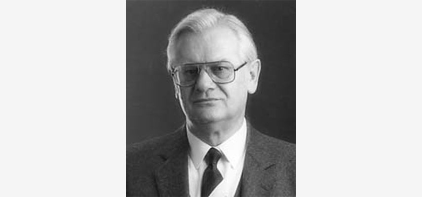 Porträtfoto, Mann im Anzug mit Brille, schwarz-weiß