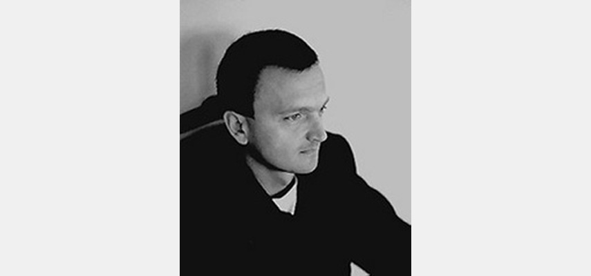 Mann halb im Profil, sitzend, schwarz-weiß