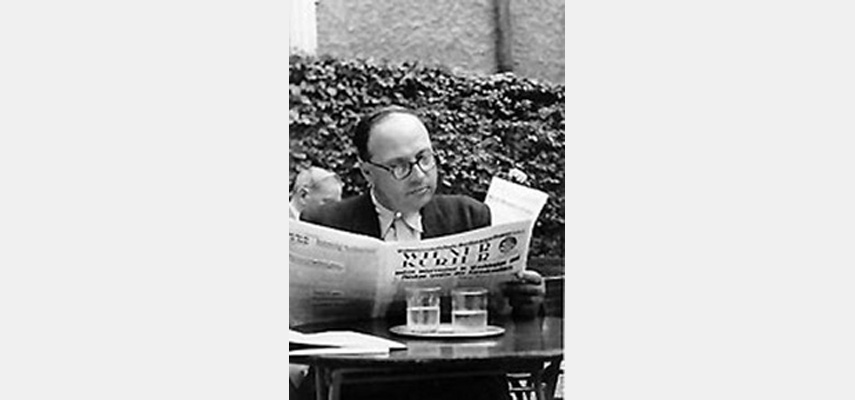 Mann liest Zeitung an Kaffeehaustisch, draußen, schwarz-weiß
