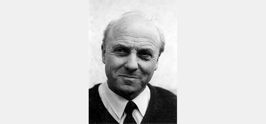 Porträtfoto Mann mit Krawatte, schwarz-weiß