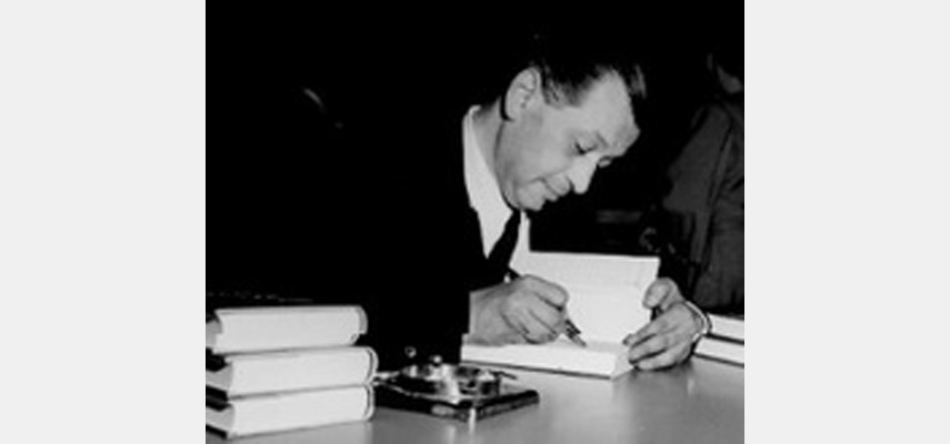 Mann signiert Bücher, schwarz-weiß
