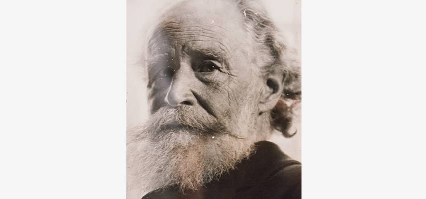 Schwarz-weißes Foto von Mann mit buschigem Bart.