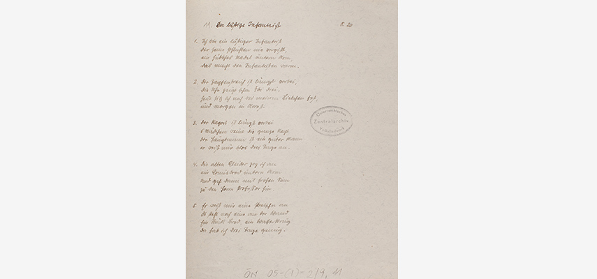 Altes Blatt Papier, auf dem handgeschriebene 5 Strophen eines Liedes stehen.