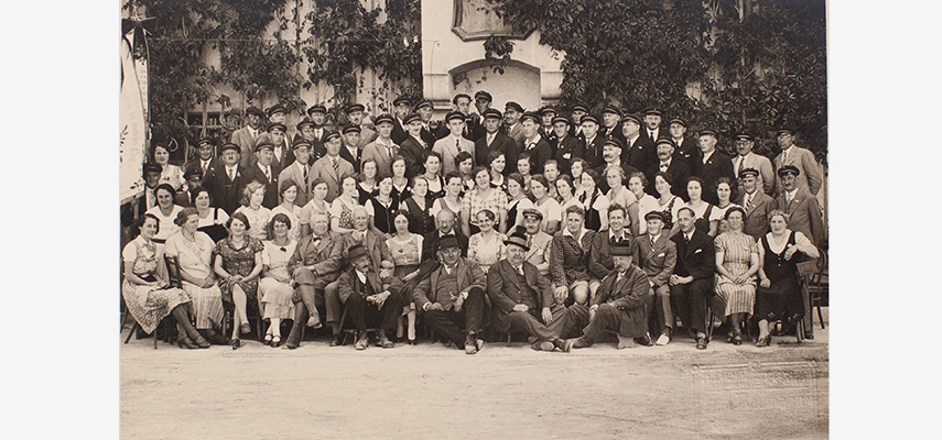 Schwarz-weißes Foto einer großen Gruppe von Männern und Frauen, viele in Uniform.