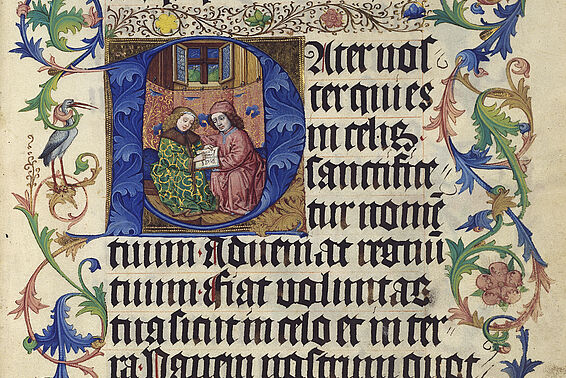 Mittelalterliche Handschrift mit bunten Verzierungen und einer Szene in der zwei Personen in einem Buch lesen
