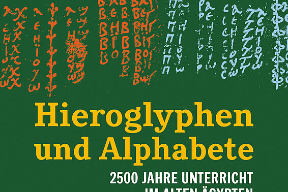 Grünes Plakat für die Ausstellung "Hieroglyphen und Alphabete" mit unterschiedlichen Schriftzeichen